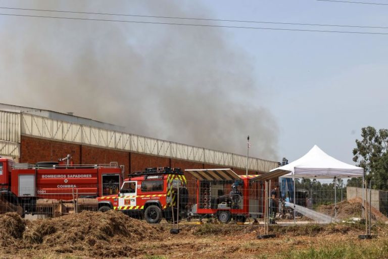 Cerca de 70 bombeiros combatem fogo em armazém de resíduos no concelho de Coimbra