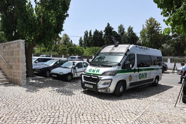 Suspeitos de abandono de dois irmãos em Alcácer chegam ao Tribunal de Setúbal
