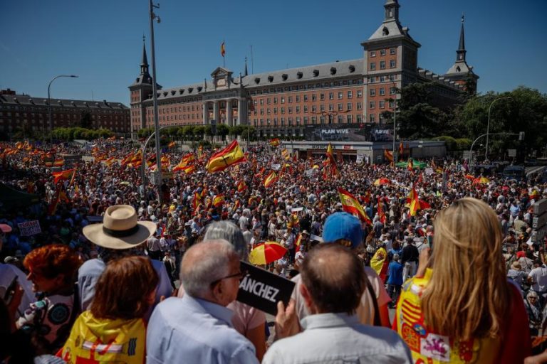 Dezenas de milhares de pessoas em Madrid pedem demissão de Pedro Sánchez