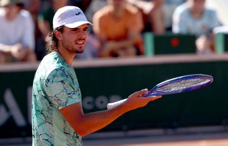 Faria contraria Shapovalov e avança para a segunda ronda de Roland Garros