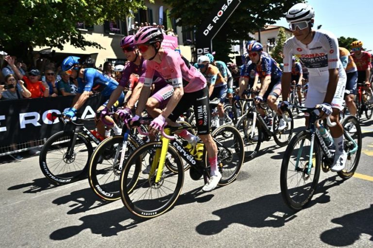 ‘Hat-trick’ de Magnier na 18.ª etapa do Giro em que Eulálio caiu e atacou