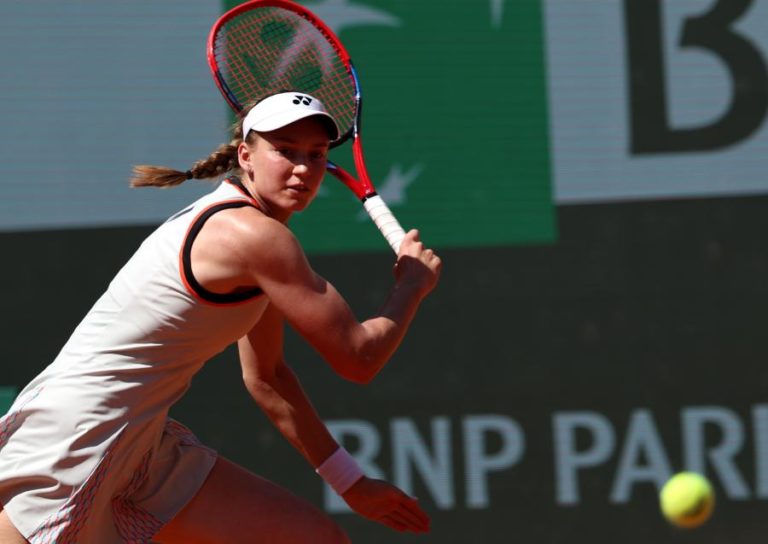 Elena Rybakina, número dois do mundo, afastada na segunda ronda de Roland Garros