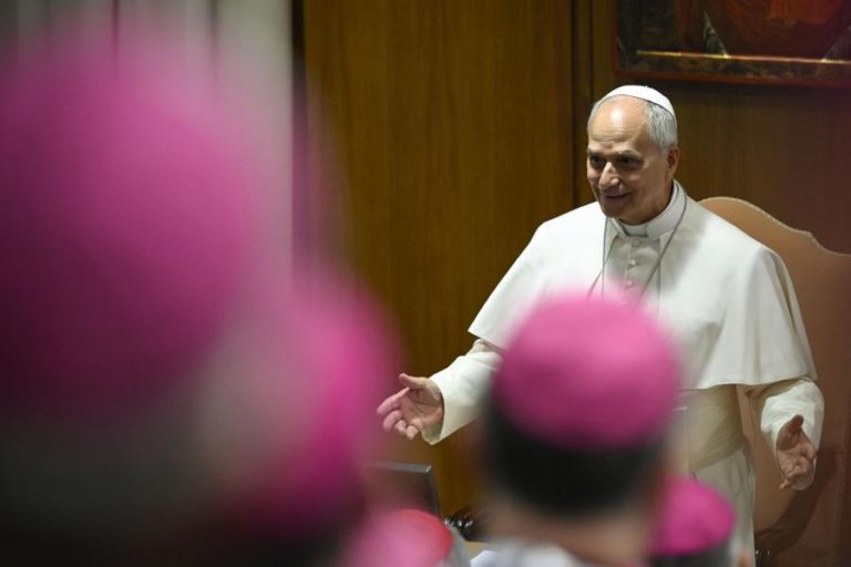 Papa diz que relação entre saúde mental, educação e tecnologias é um dos maiores desafios