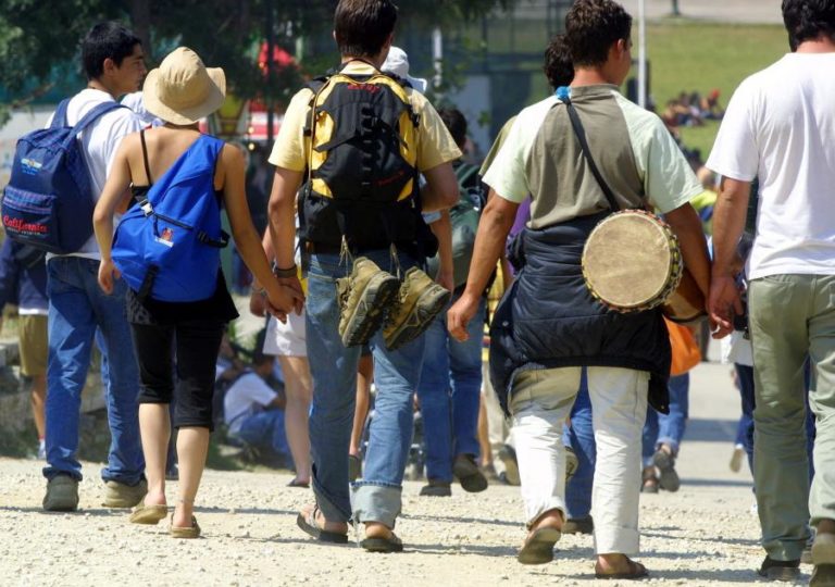 Sistema de audição controlado pelo cérebro distingue uma voz no meio da multidão