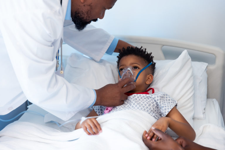 Hospitalizações por doenças respiratórias aumentam e pressionam o sistema de saúde no Canadá.