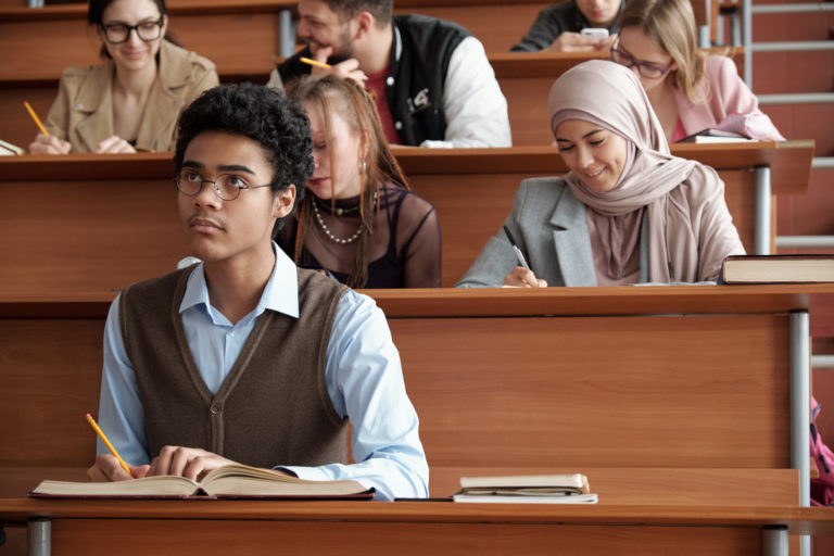 Ensino superior em Ontário sob pressão com queda de estudantes internacionais