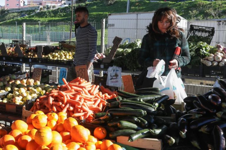 Frutas ao jantar melhoram controlo da glicose em adultos obesos – Estudo
