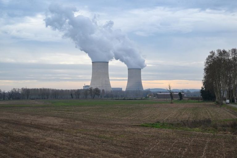 Calor obriga a parar central nuclear em França