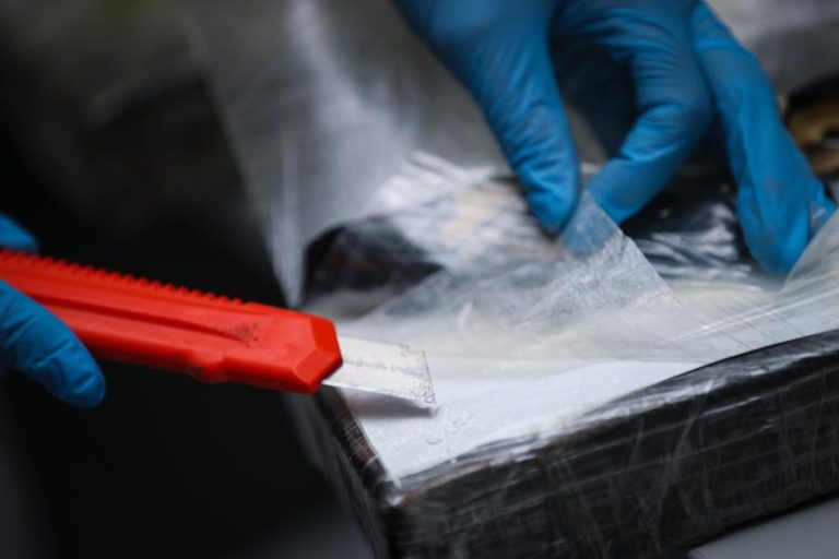 Passageira chegada do Brasil detida em Hong Kong com 3,4 quilos de cocaína