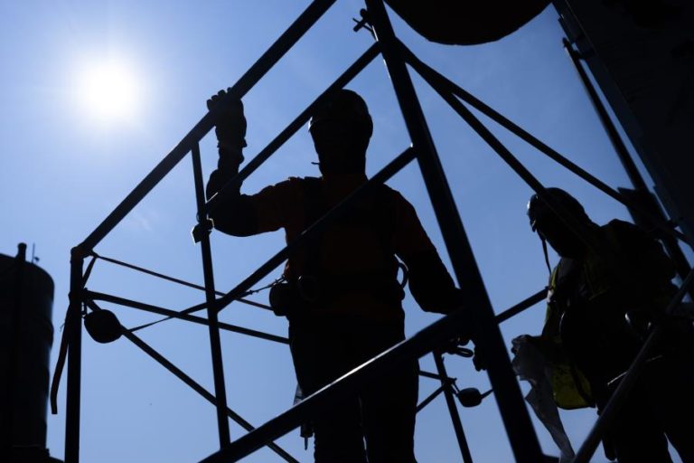 Pedidos de subsídio de desemprego nos EUA recuam para 215.000 na semana passada