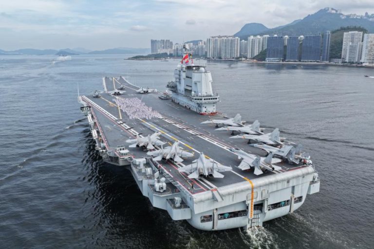 Porta-aviões mais avançado da China atravessou estreito de Taiwan — Taipé
