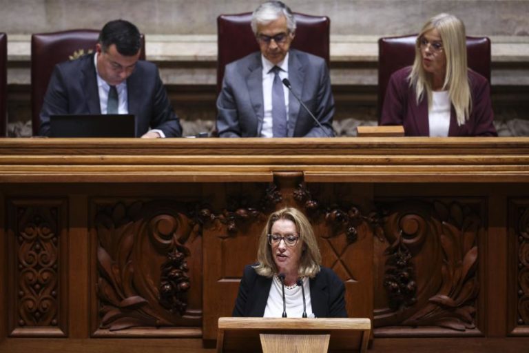 AR discute alterações à lei laboral com CGTP a manifestar-se e UGT nas galerias