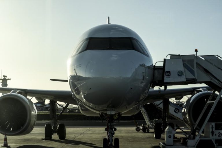 Aviação estima metade dos lucros em 2026 apesar de aumento de passageiros