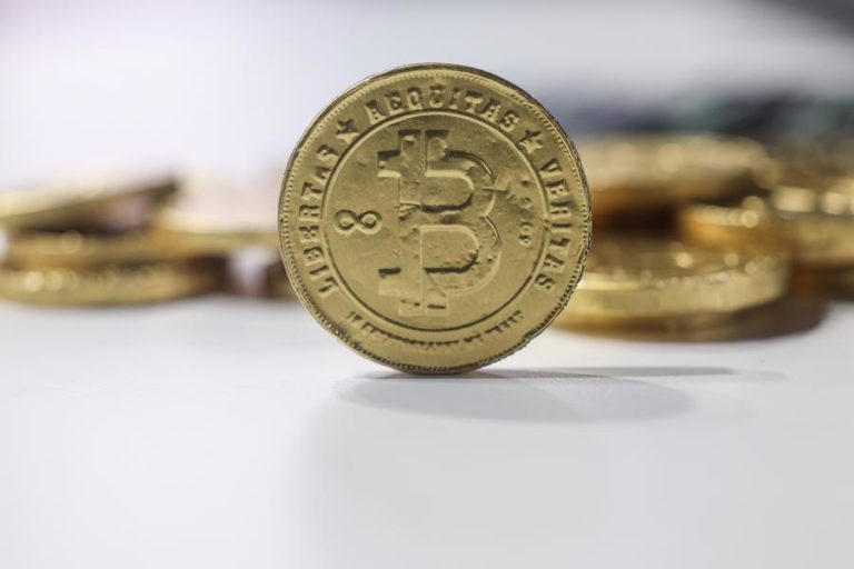 Bitcoin cai quase 6% e volta a ficar abaixo dos 60.000 dólares
