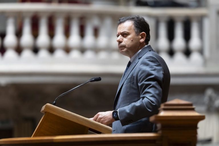 Primeiro-ministro regressa hoje ao Parlamento um dia antes do debate da revisão da lei laboral