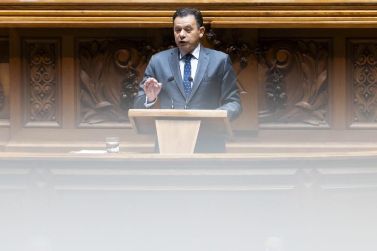 Primeiro-ministro regressa ao parlamento na véspera do debate da revisão da lei laboral