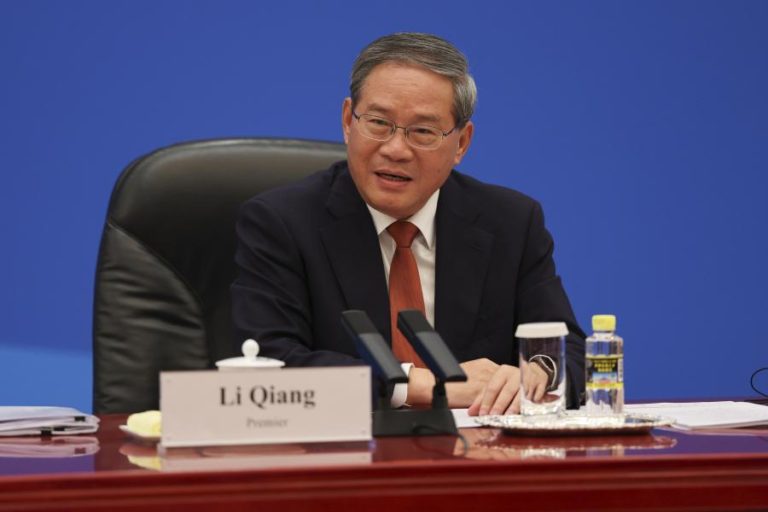 PM chinês defende que China não é “assim tão rica” para dar subsídios