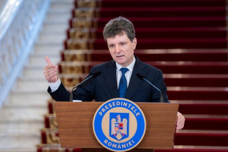 Presidente romeno nomeia primeiro-ministro pró-ocidental Adrian Vestea