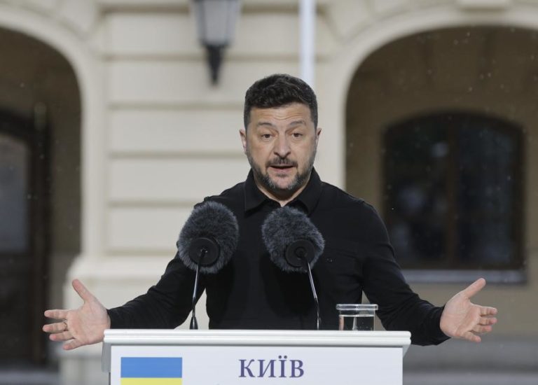 Zelensky chega a Londres para reunião com Starmer, Merz e Macron