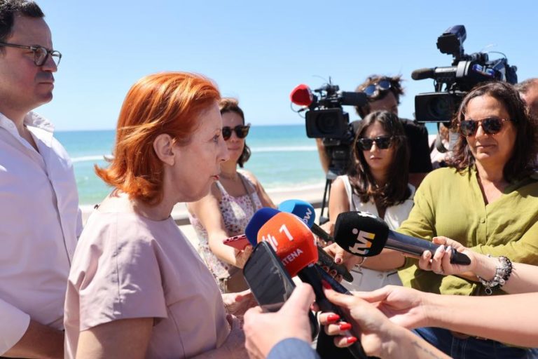 Ministra insiste que areal das praias é livre exceto nas concessões e faixas de segurança