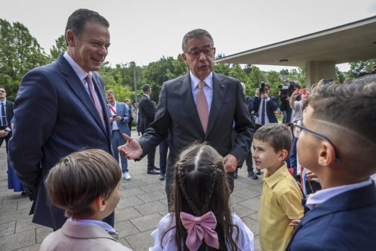 10 Junho: Seguro e Montenegro apelam ao regresso de emigrantes e lusodescendentes