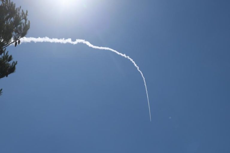Israel diz estar a ser alvo de mísseis iranianos em ataque reivindicado pelo Hezbollah