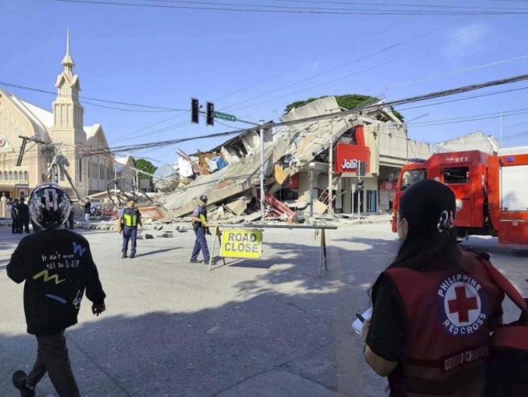 Sobe para 12 número de mortos na sequência de sismo no sul das Filipinas