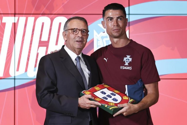 Presidente entrega bandeira de Portugal à comitiva para ser usada na final