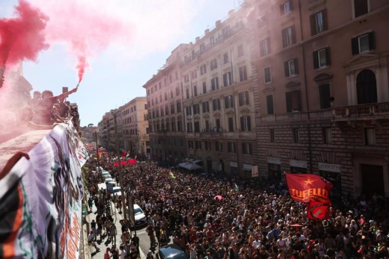 Milhares marcham em Roma em manifestações rivais contra e a favor da imigração