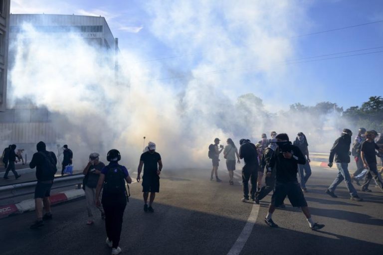 Confrontos entre manifestantes anti-G7 e polícia perto da sede da ONU em Genebra