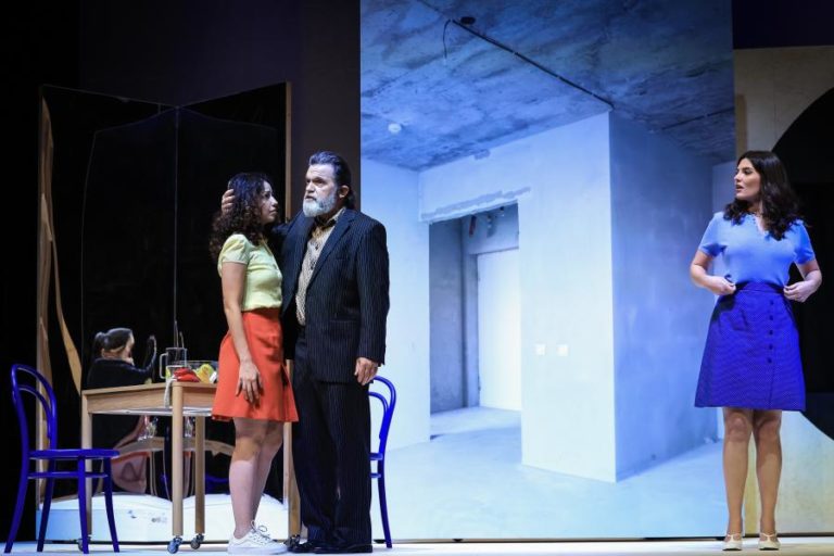 “O Beijo no Asfalto” fecha temporada no Teatro Nacional São João com beijo na boca controverso