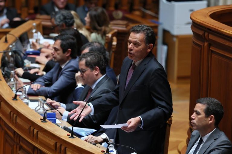 Montenegro diz que não defende descida da idade da reforma após IL questionar se cederá ao Chega