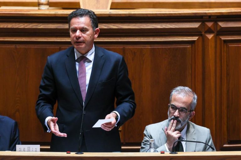 Montenegro reitera “disponibilidade absoluta” do Governo para negociar pacote laboral