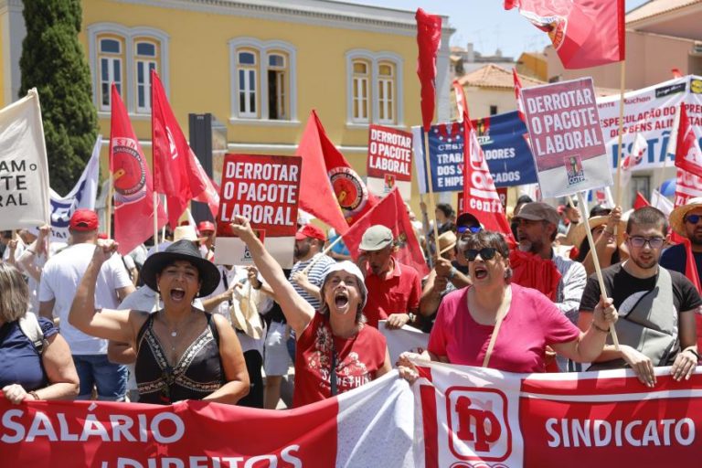 Centenas contra pacote laboral junto ao parlamento durante discussão da proposta