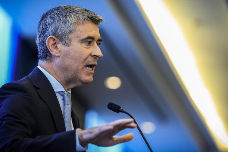 José Luís Carneiro vota contra proposta da reforma laboral