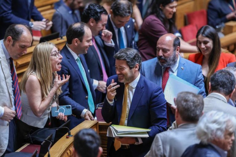 Parlamento suspende trabalhos a pedido do Chega antes da votação da reforma laboral