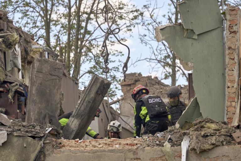 Bombardeamentos russos matam pelo menos 9 pessoas, Kiev reclama novos ataques na Crimeia