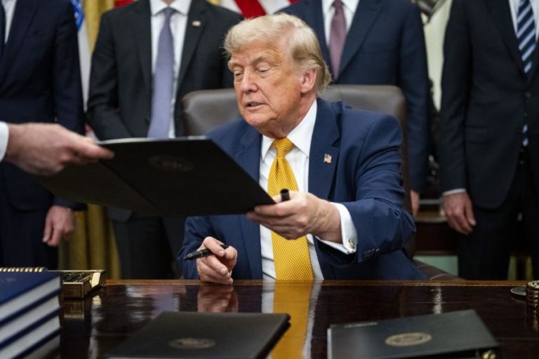 Dinheiro de sanções será controlado pelos EUA e usado para comprar ajuda humanitária – Trump