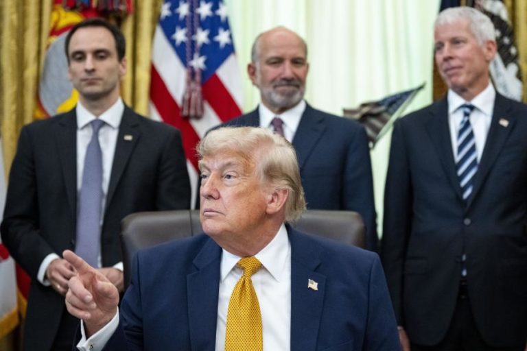 Trump critica Senado por restringir poderes militares no conflito com Irão