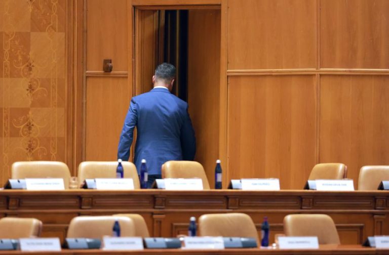 Roménia continua sem novo primeiro-ministro após derrota de Vestea no Parlamento