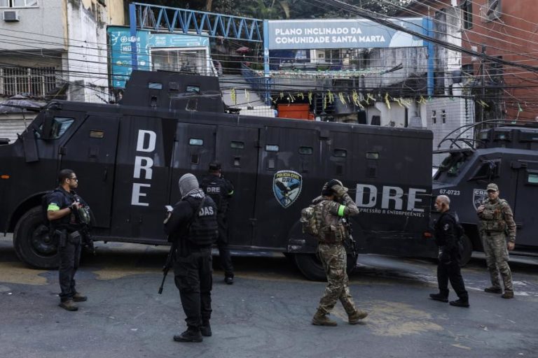 Pelo menos quatro mortos e 50 turistas retidos em favela no Rio de Janeiro