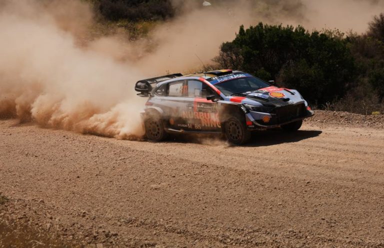Neuville segura liderança do Rali da Acrópole, mas Ogier está mais perto