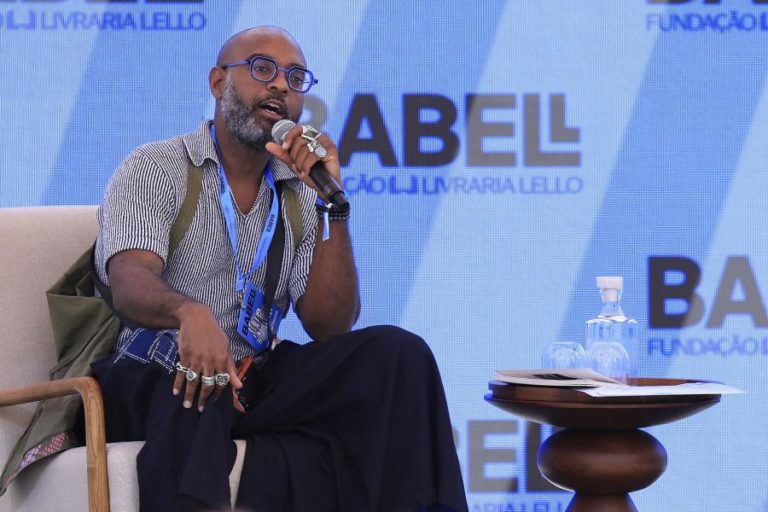 Dwayne Betts leva o poder transformador da literatura a prisões “uma de cada vez”