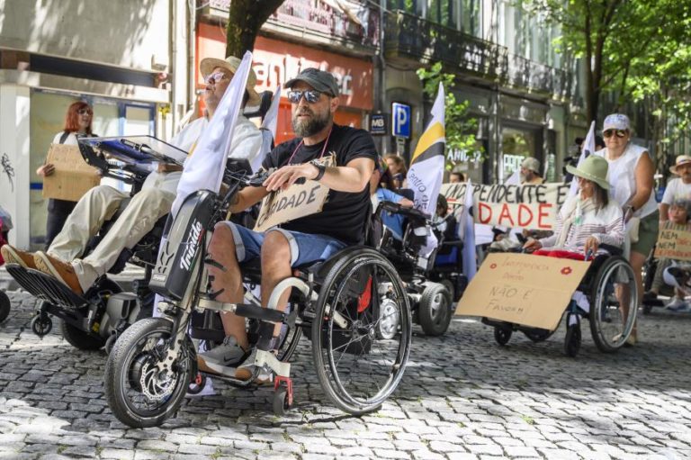Marcha pela “vida independente” apela a mais centros de apoio