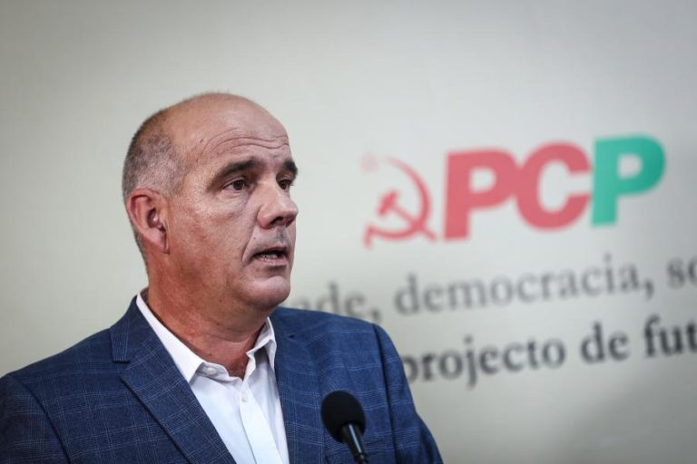 PCP diz que PS deu a mão a um Governo “derrotado e isolado” para salvar PSU