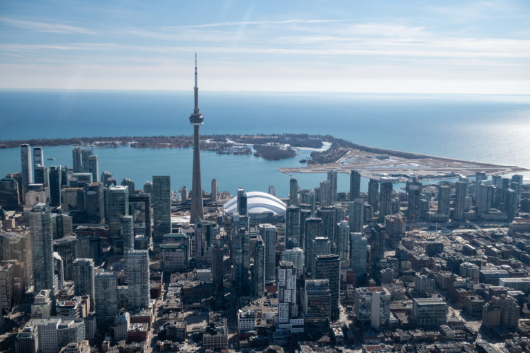 A imigração impulsiona o crescimento populacional no Canadá e molda o futuro demográfico do país.