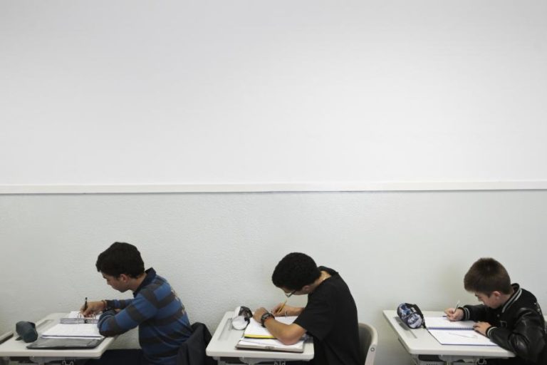Escolas estão a receber novos ficheiros de alunos com nota em suspenso – diretores