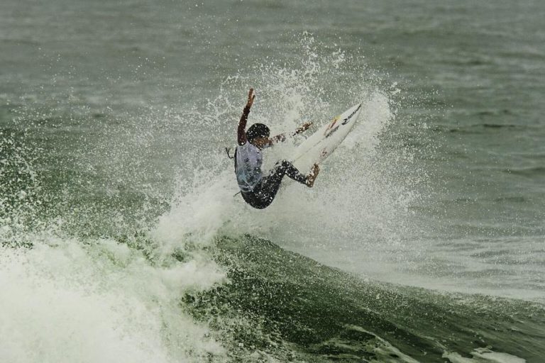 Surfistas portuguesas Teresa Bonvalot e Francisca Veselko na final do Ballito Pro