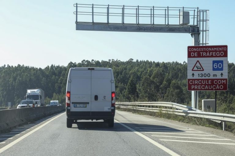 Fogo obriga a corte do trânsito no IP3 entre Tondela e Santa Comba Dão