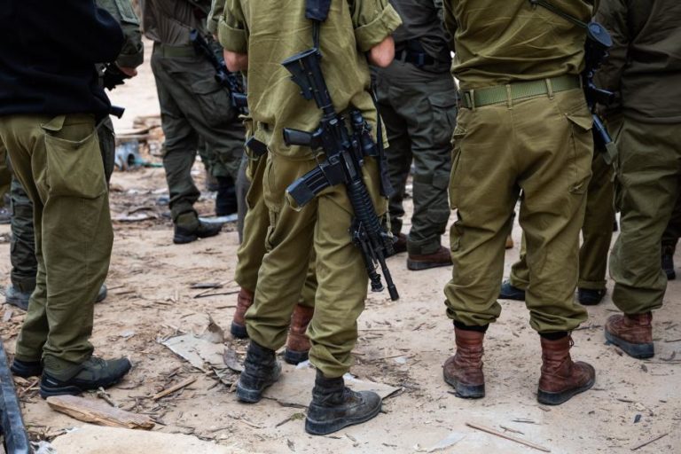 Exército israelita investiga detenção degradante de palestiniano exposta nas redes sociais